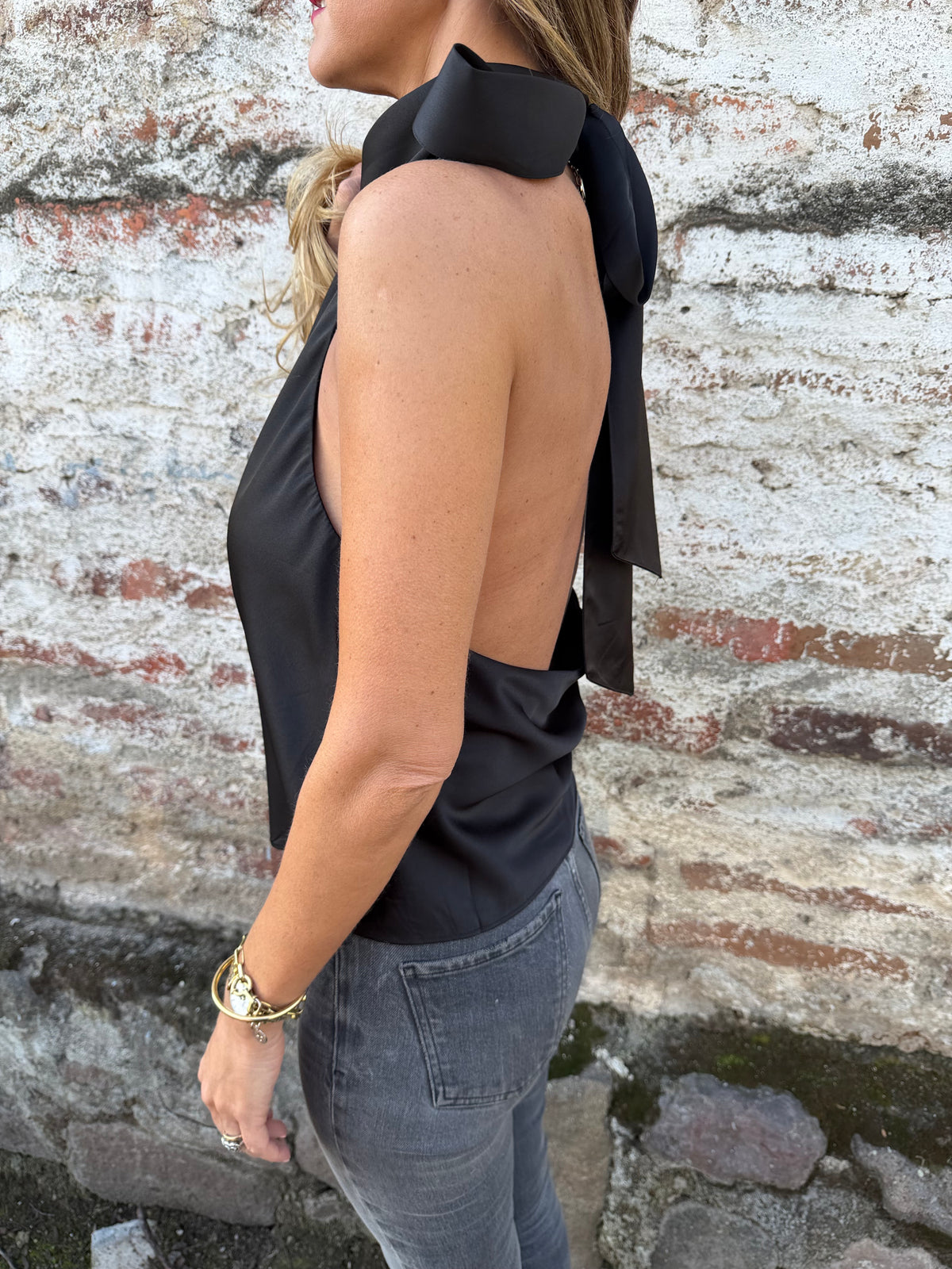 Blusa raso sin espalda negra