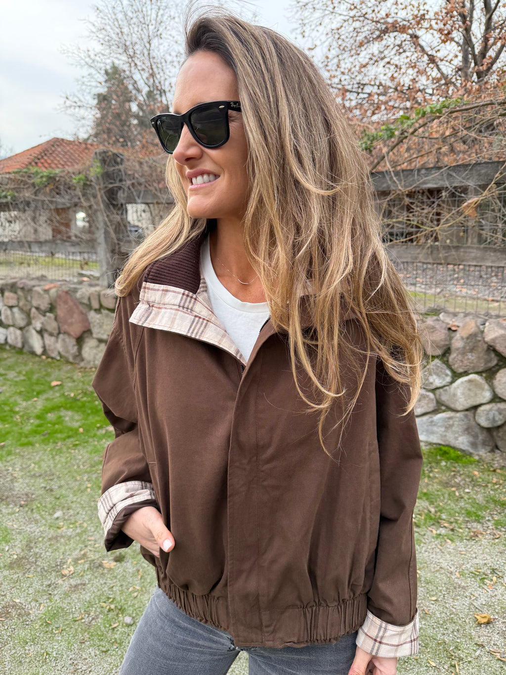 Bomber gabardina detalle escocés café