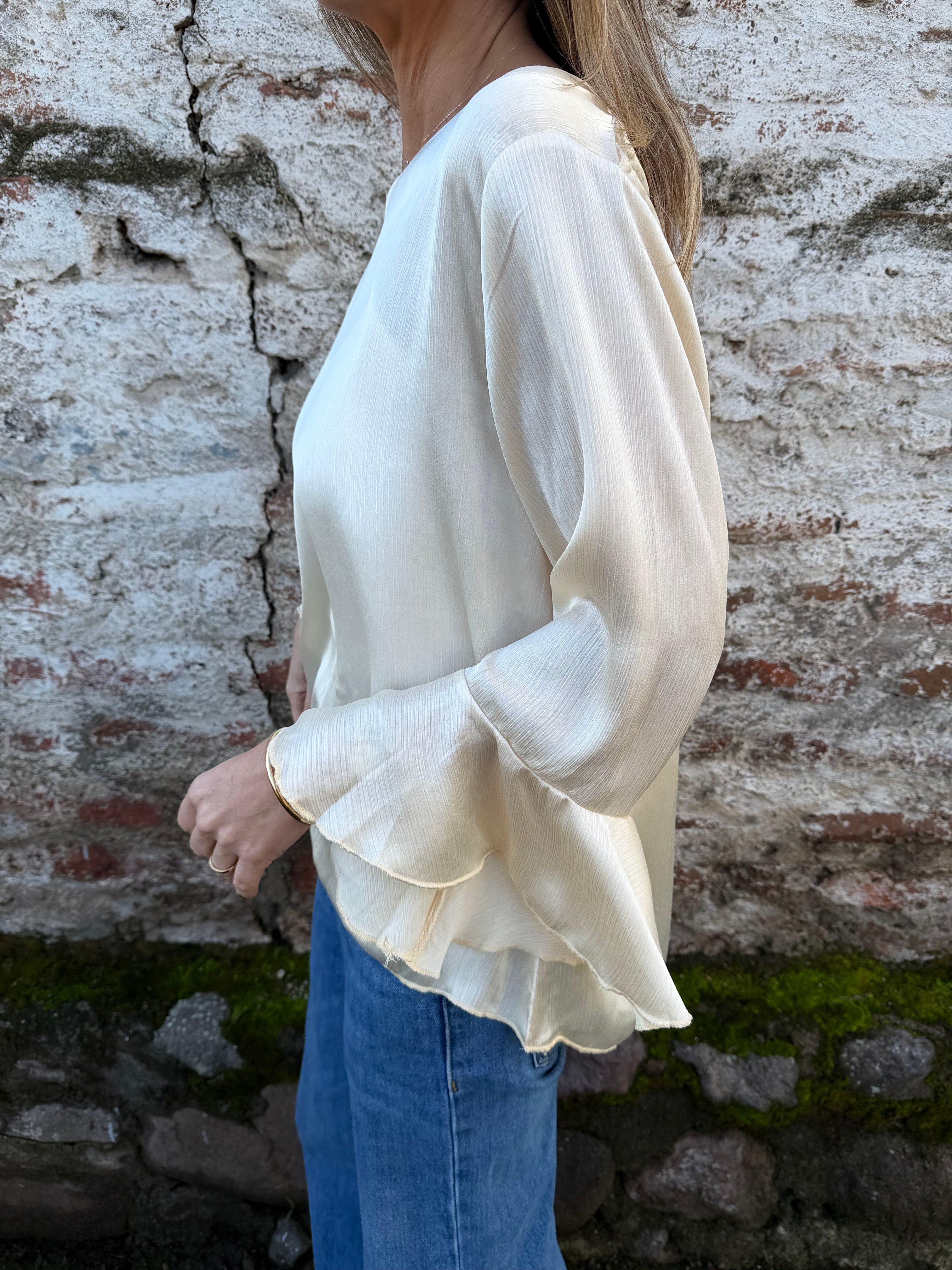 Blusa perlada volados vainilla