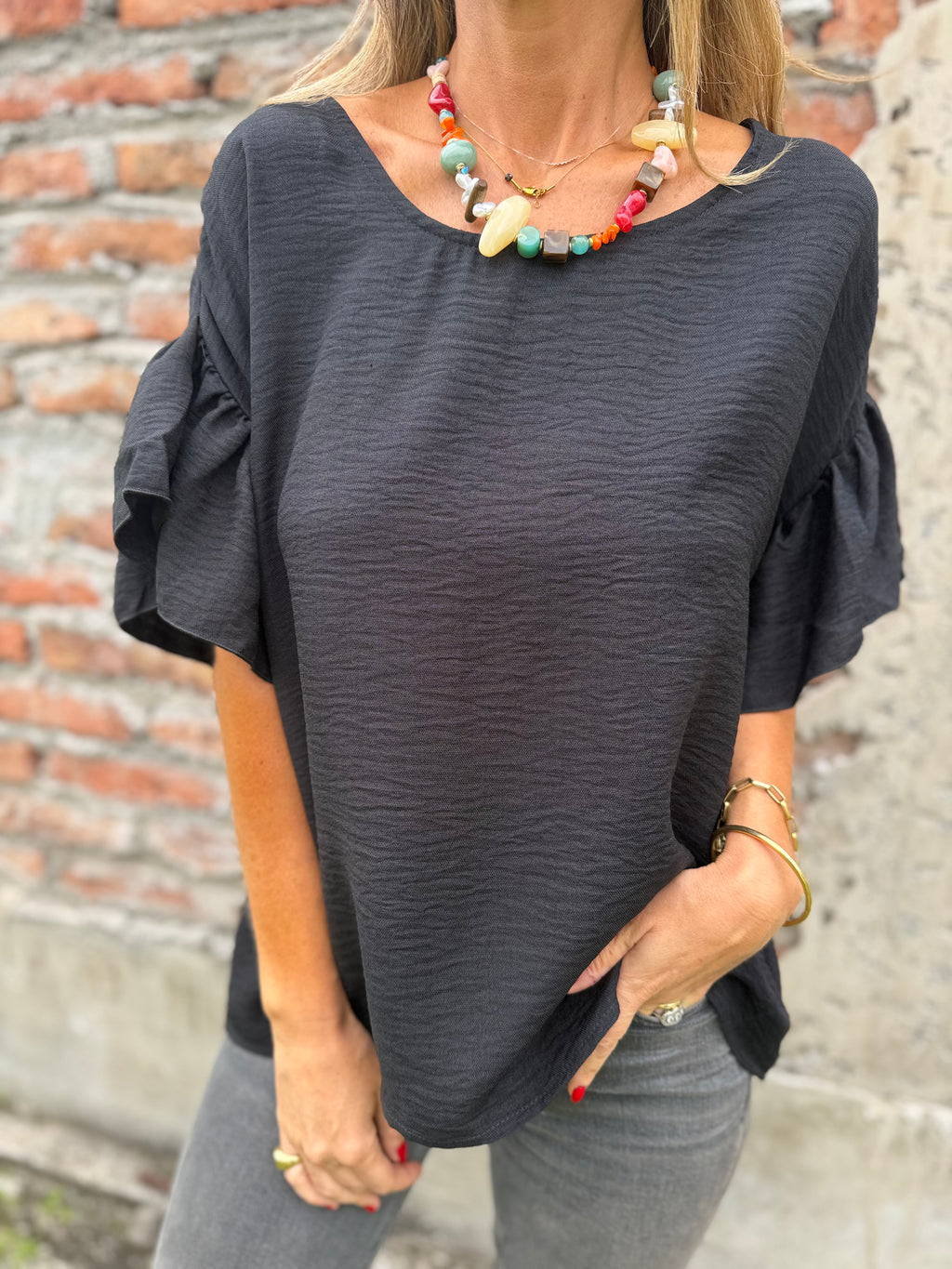 Blusa cuello subido volados negro