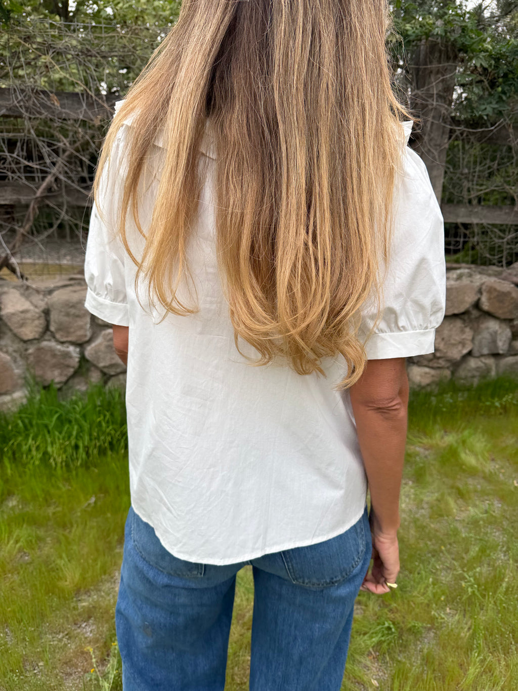 Blusa cuello bobo y flores blanca