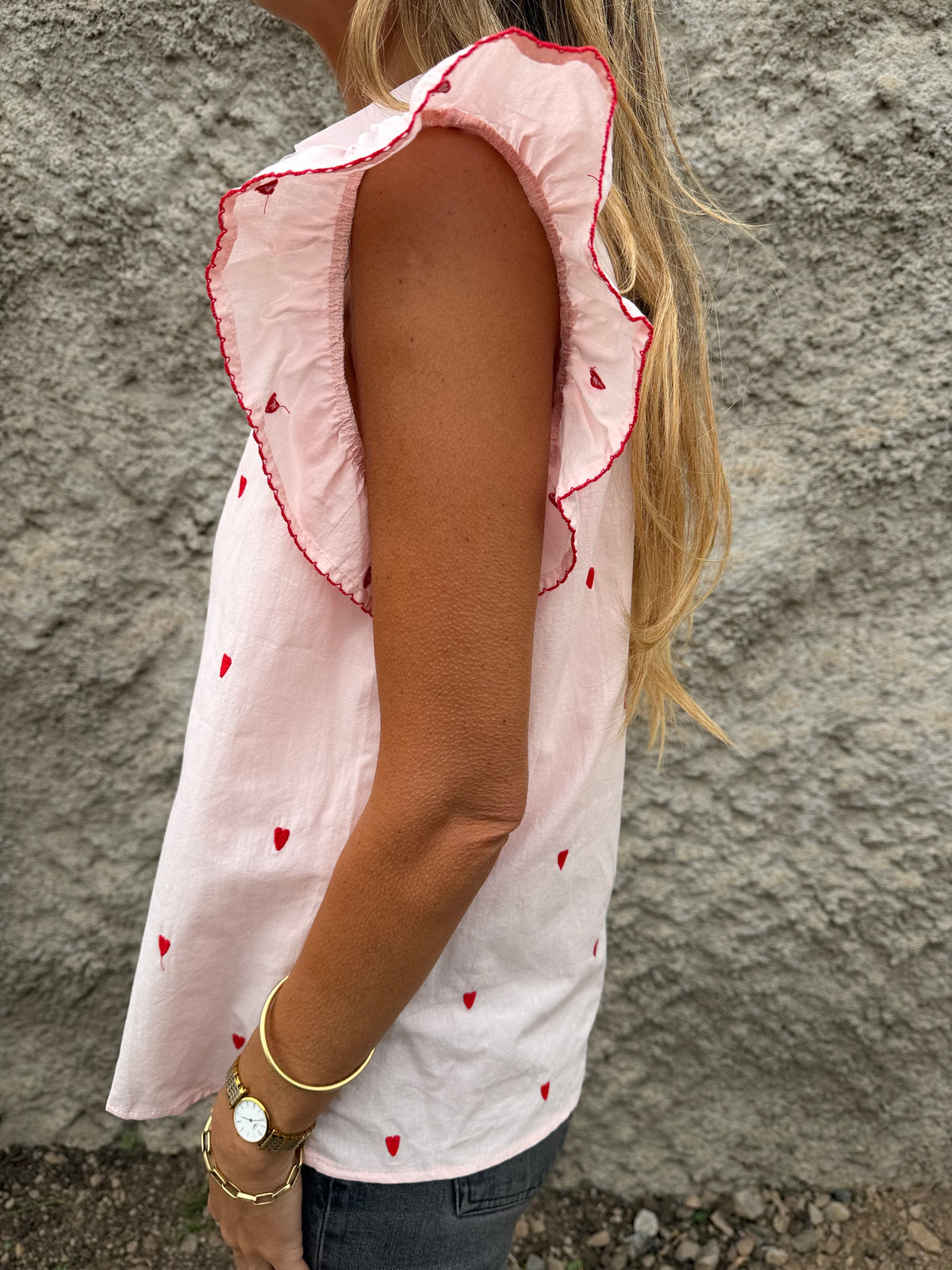 Blusa corazones bordados y vuelitos rosada