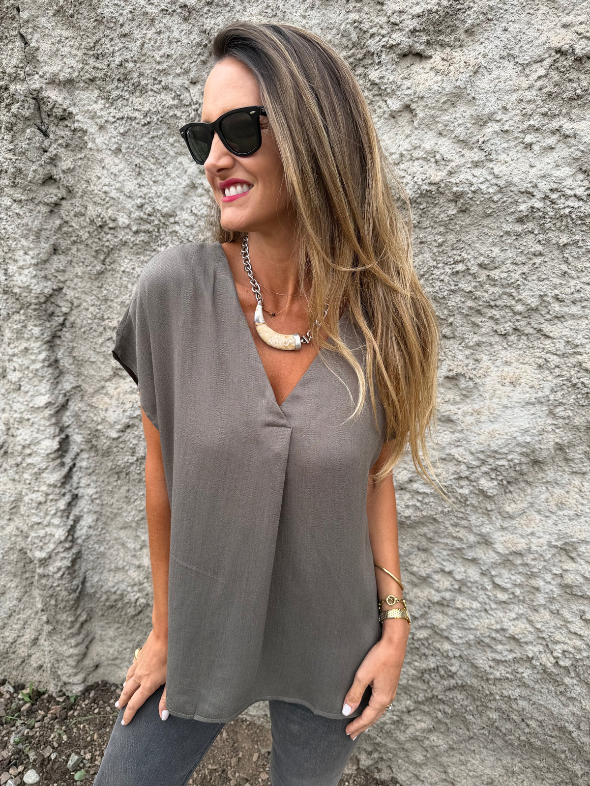 Blusa básica V pinza central verde musgo