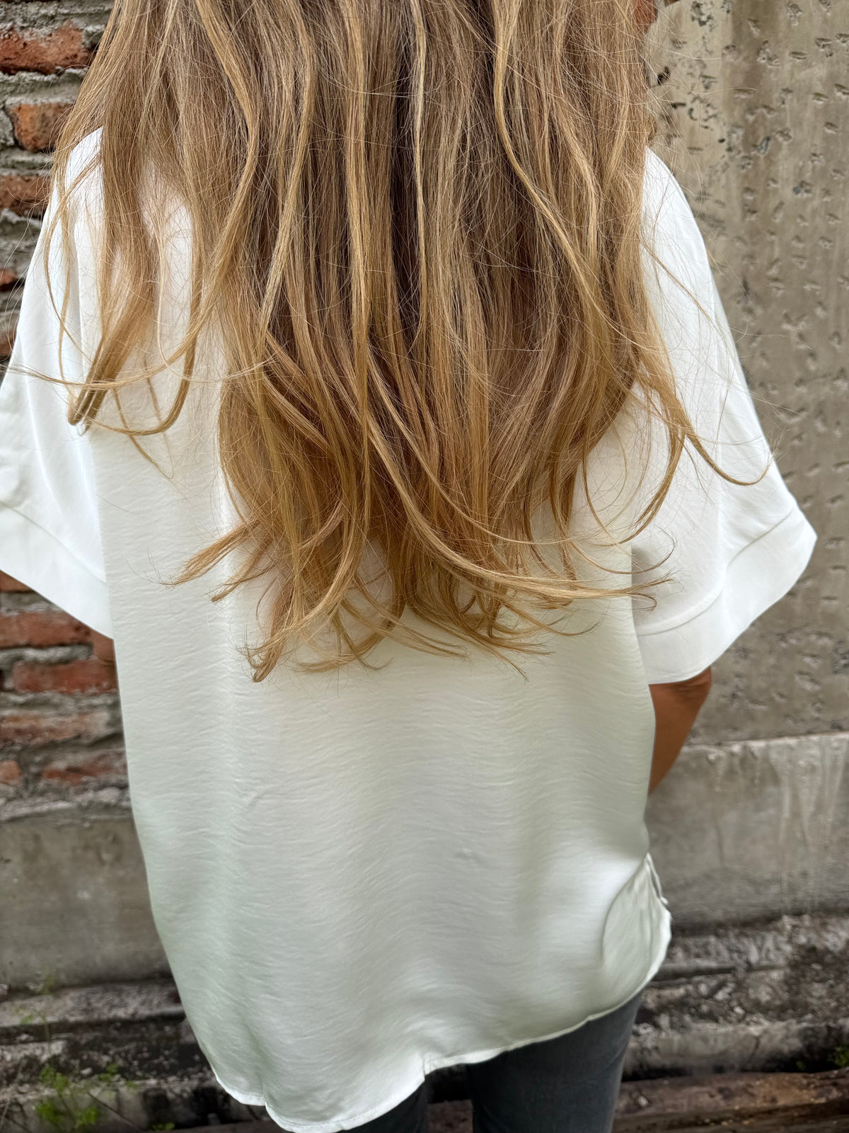 Maxxi blusa seda borde dorado blanca