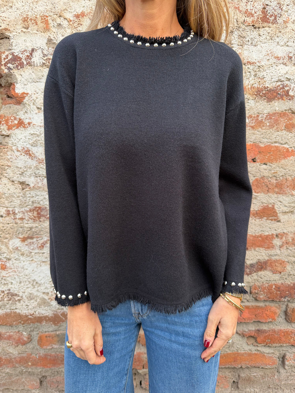 Chaleco tachas escote desflecado negro