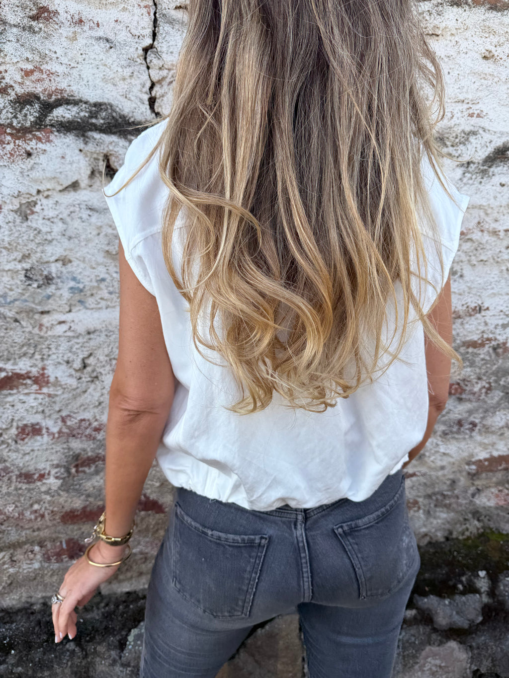 Blusa tipo chaqueta sin manga blanca