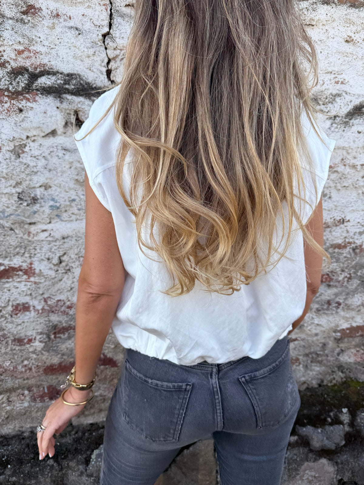 Blusa tipo chaqueta sin manga blanca