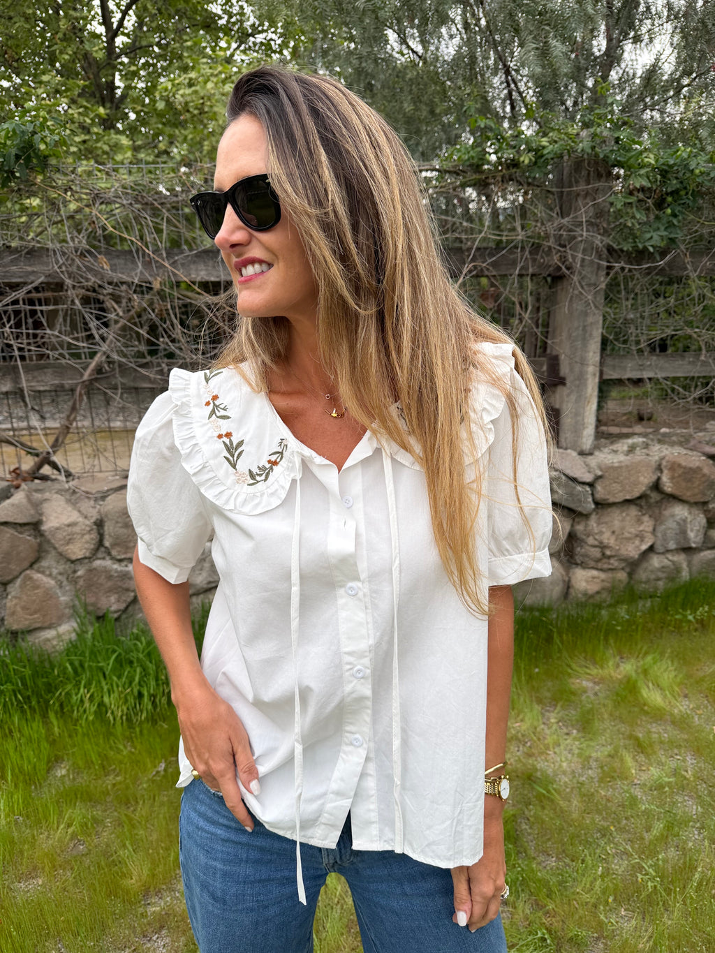 Blusa cuello bobo y flores blanca