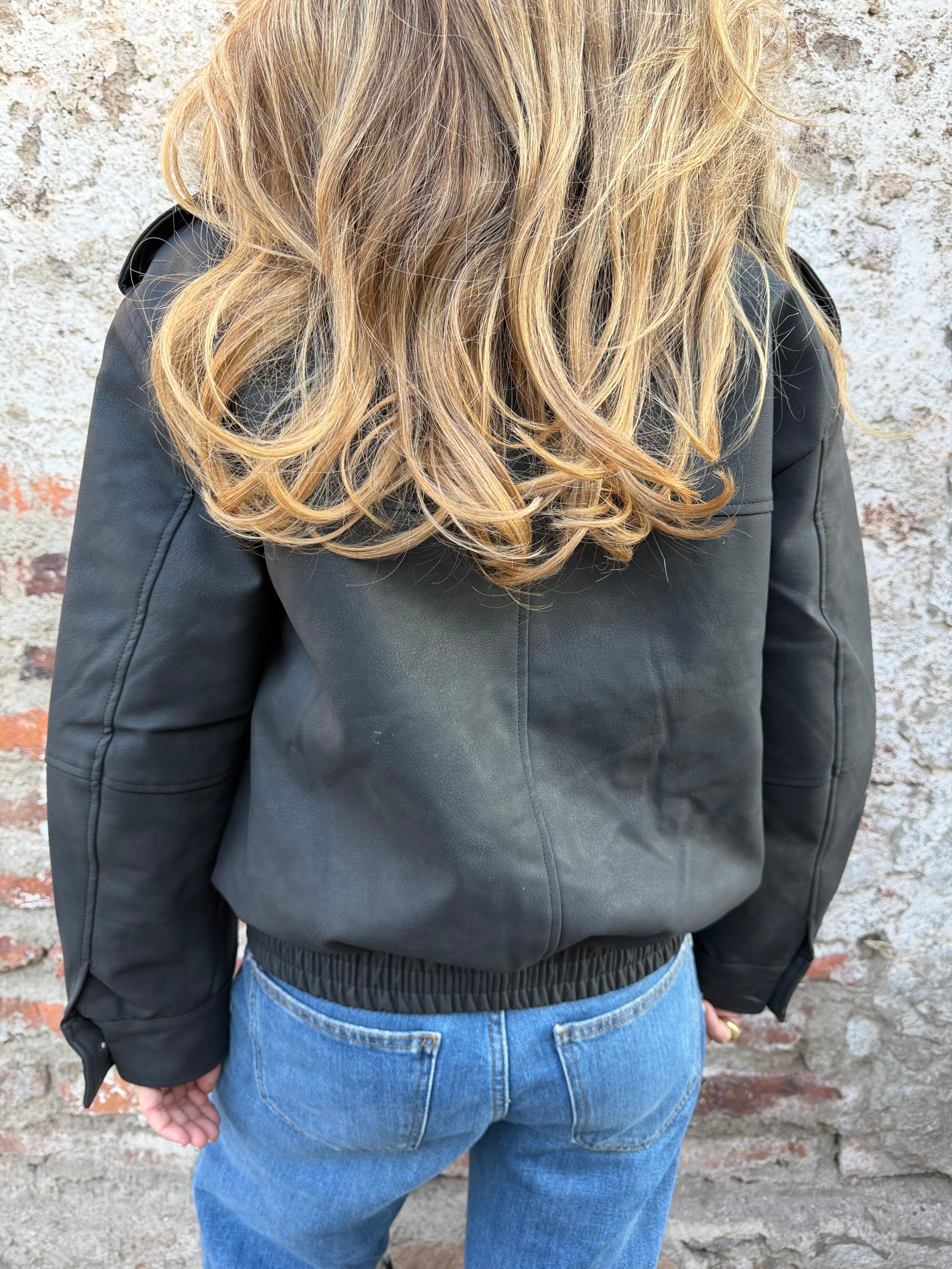 Chaqueta acolchada ecocuero opaco cuello removible piel negra