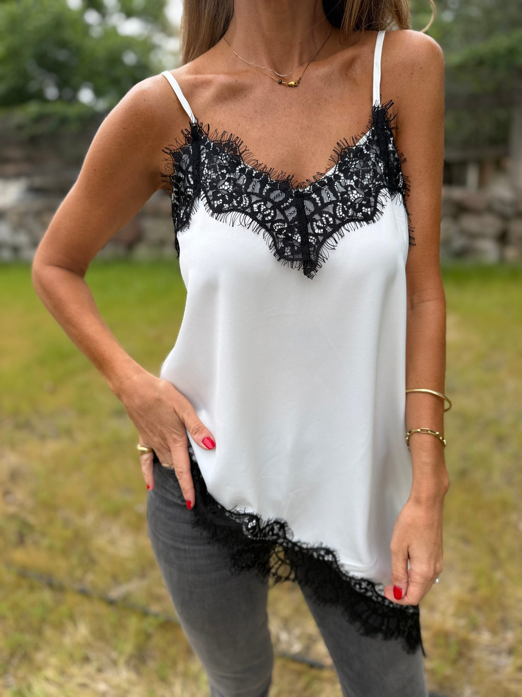 Blusa raso encaje irregular blanca