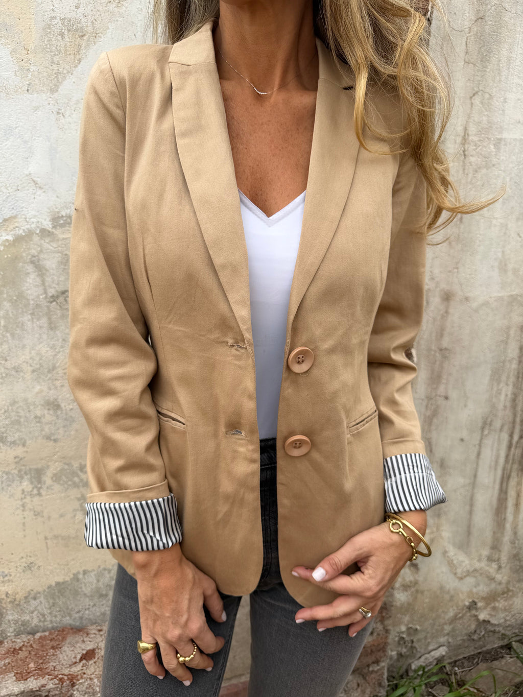 New blazer gabardina delgada con doblez rayado camel