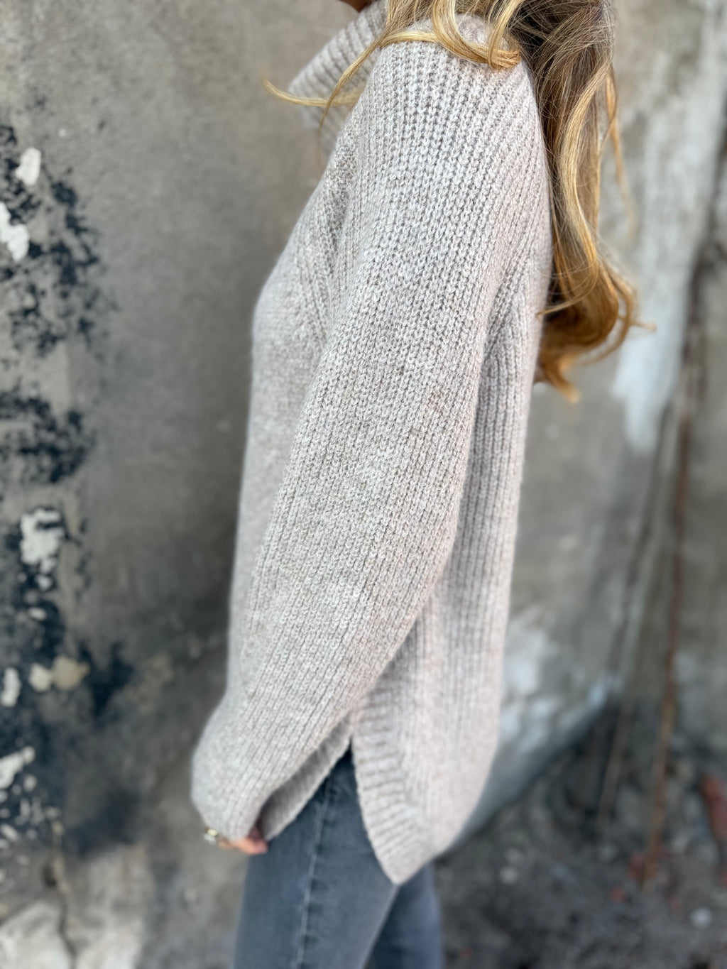 Chaleco cuello tortuga beige oscuro