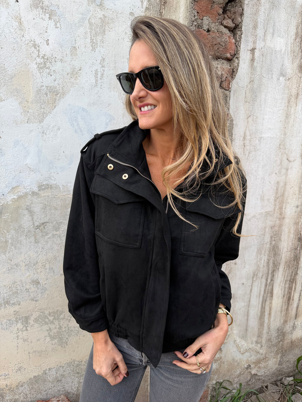 Chaqueta efecto gamuza bolsillos negra