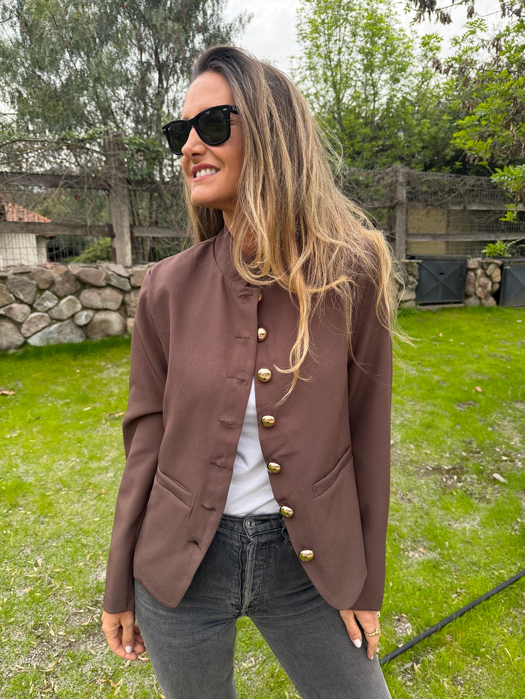Chaqueta botón dorado formal café
