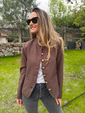 Chaqueta botón dorado formal café
