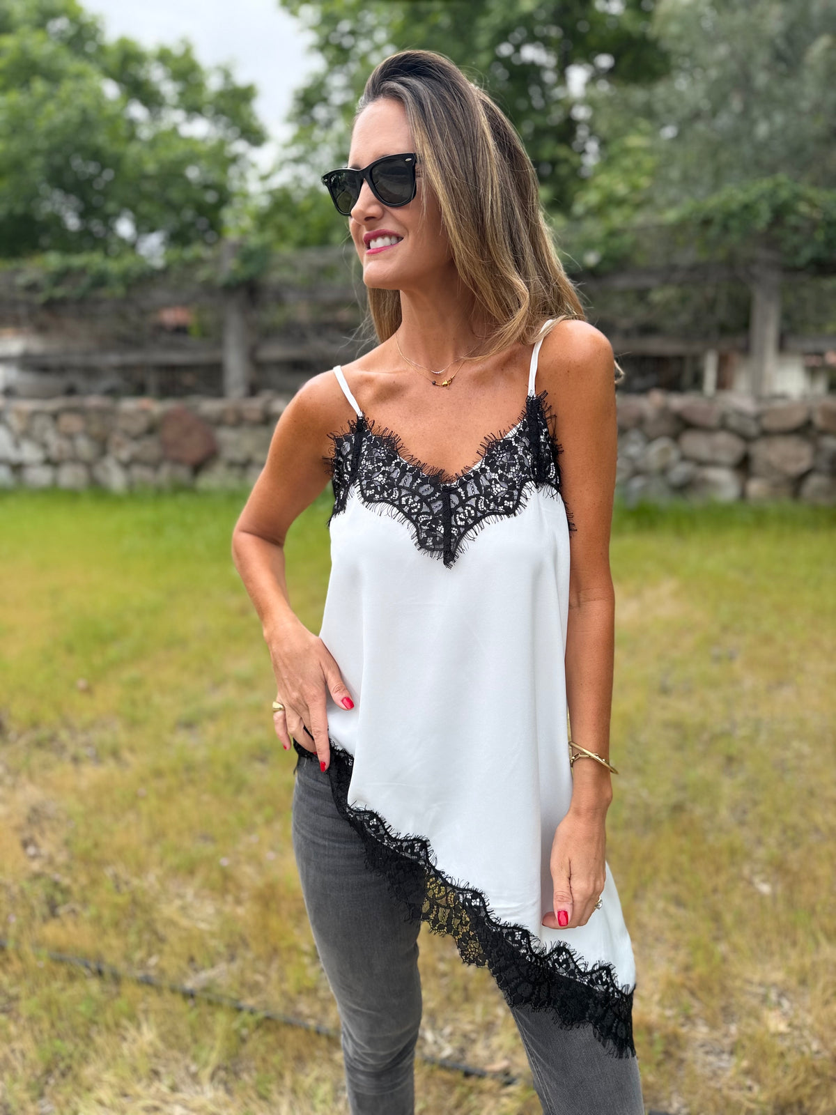 Blusa raso encaje irregular blanca