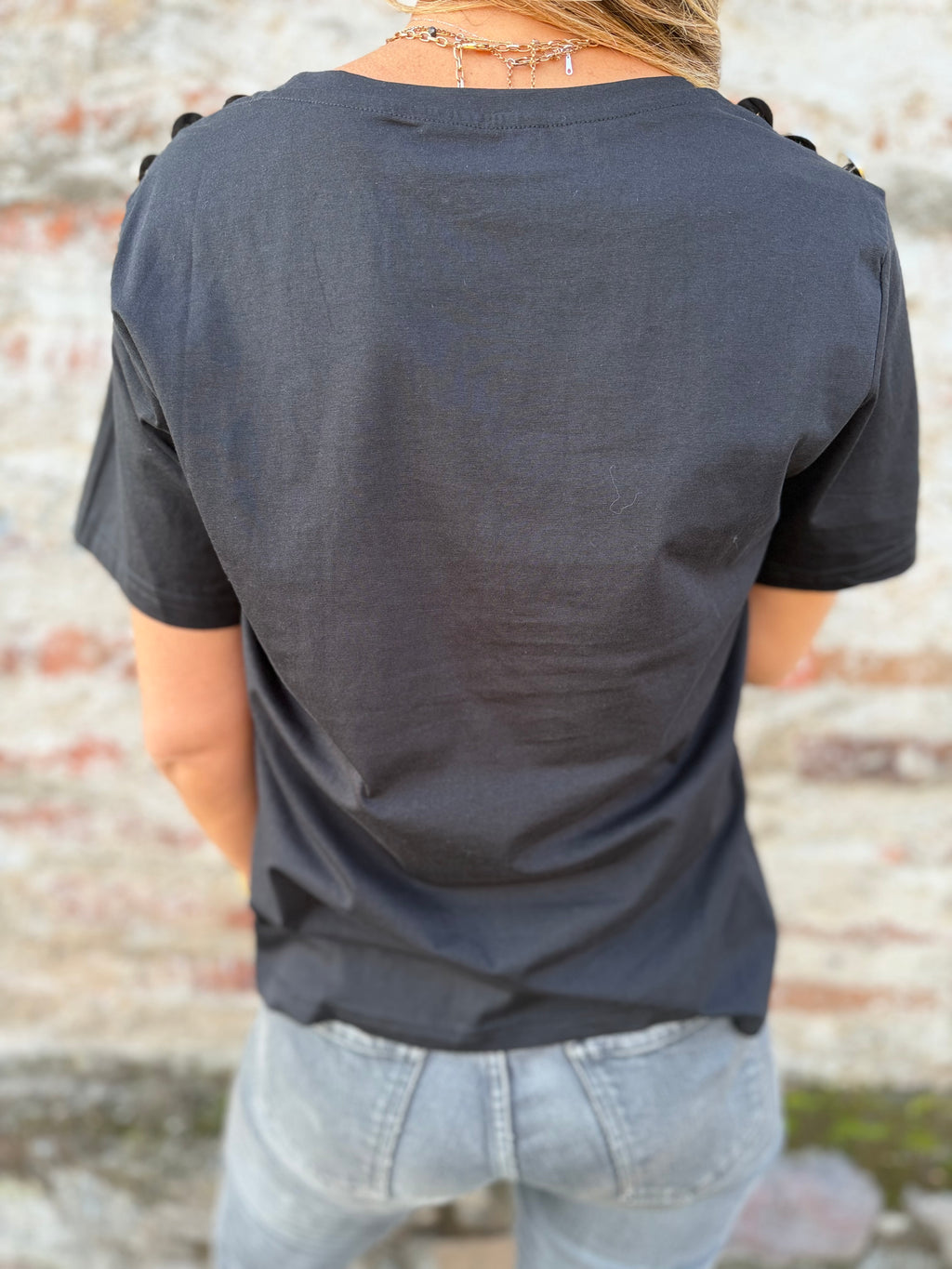 Polera botones hombros negra