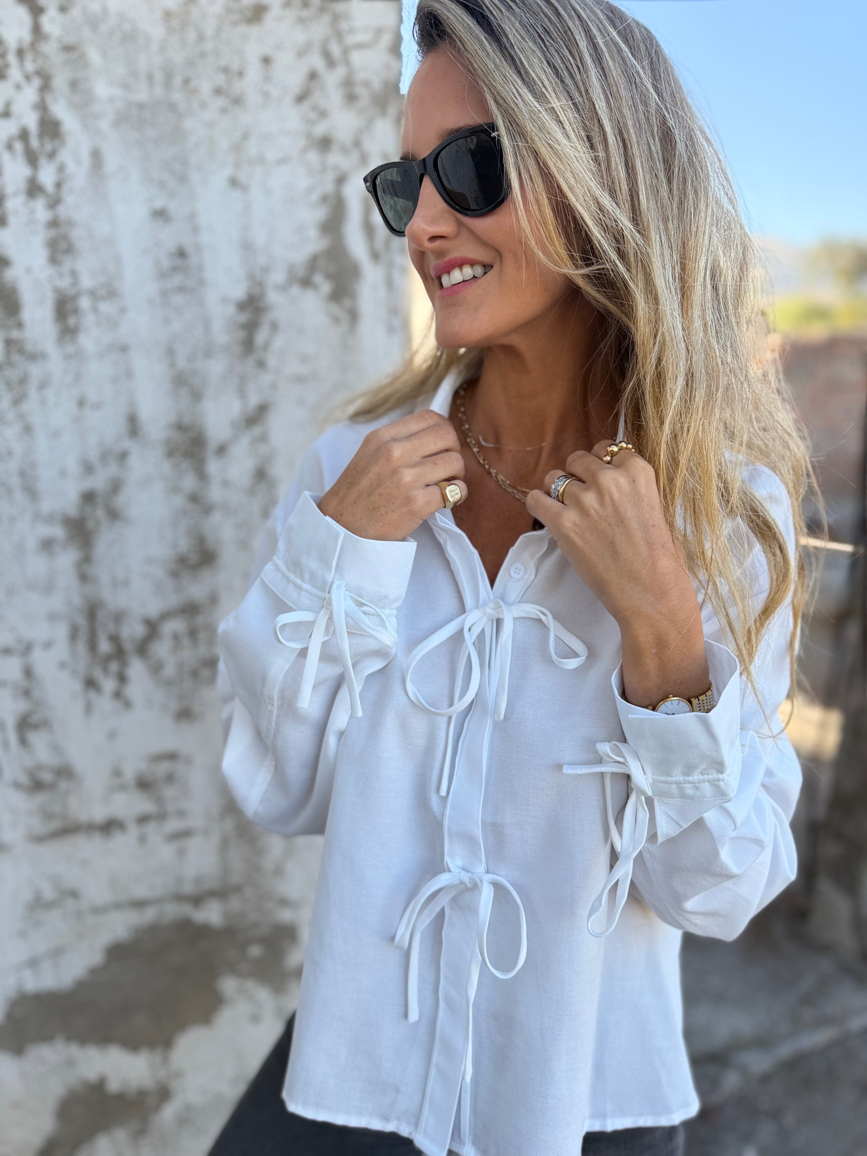 Blusa amarritas y botones escondidos blanca