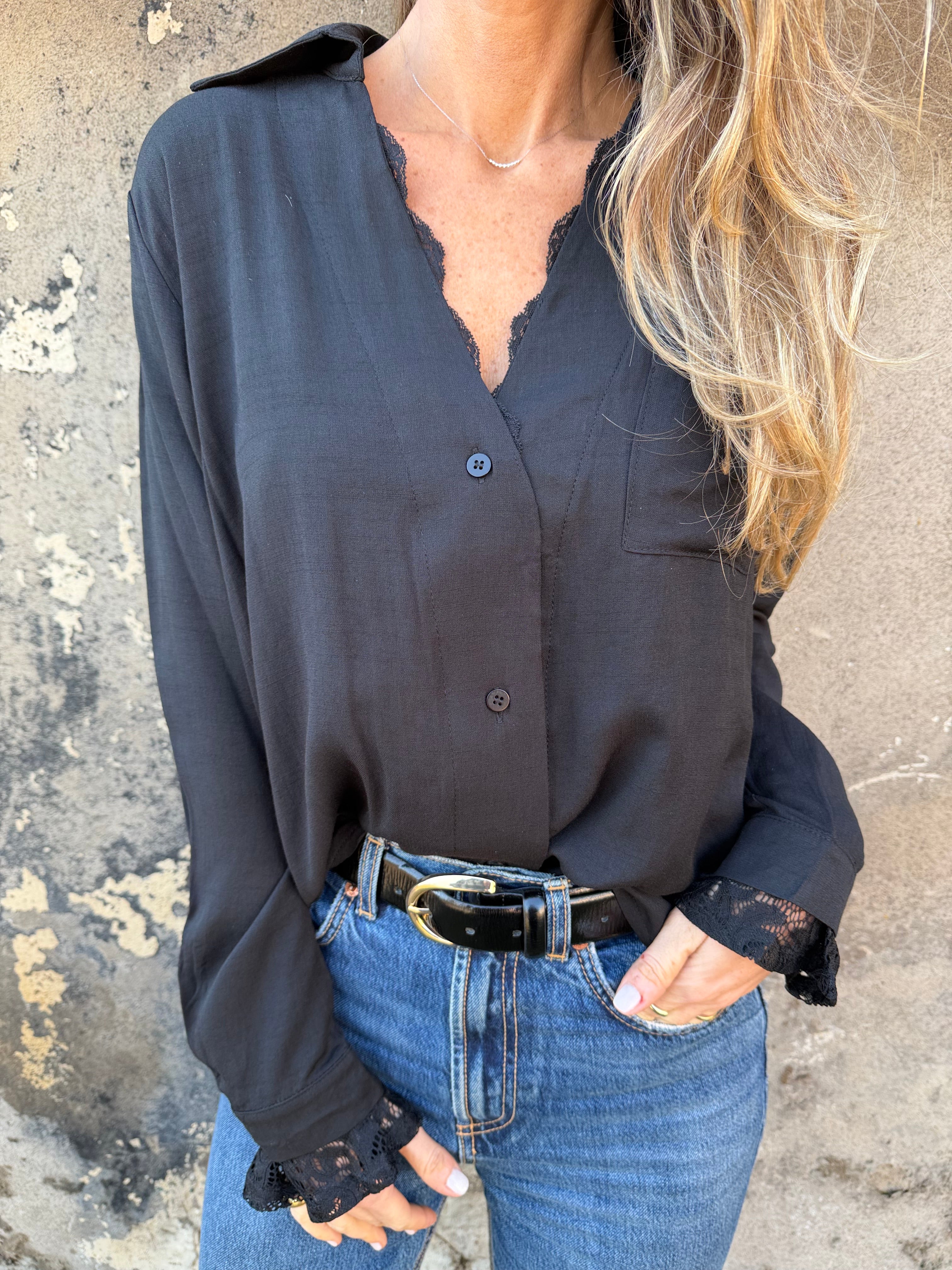 Blusa detalles encaje negra