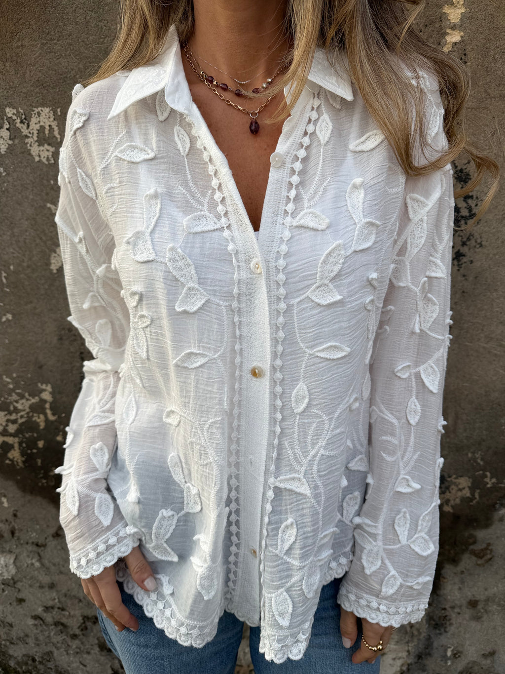 Blusa flores y bordados blanca