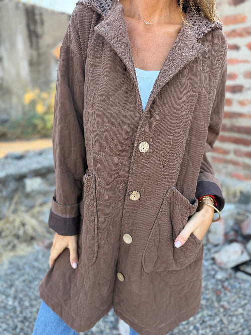 Abrigo acolchado gorro macramé café claro