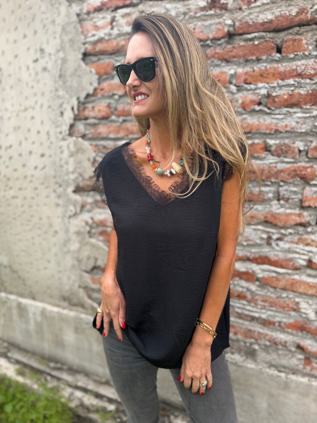 Polera viscosa bordes encaje negra