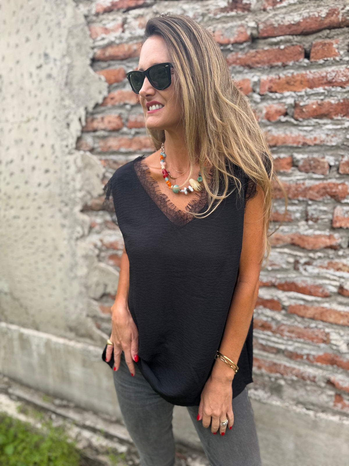 Polera viscosa bordes encaje negra