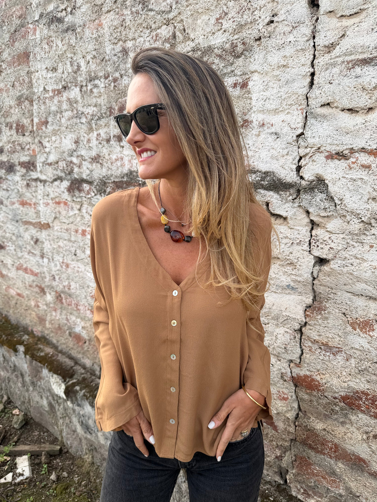 Blusa abotonada camel