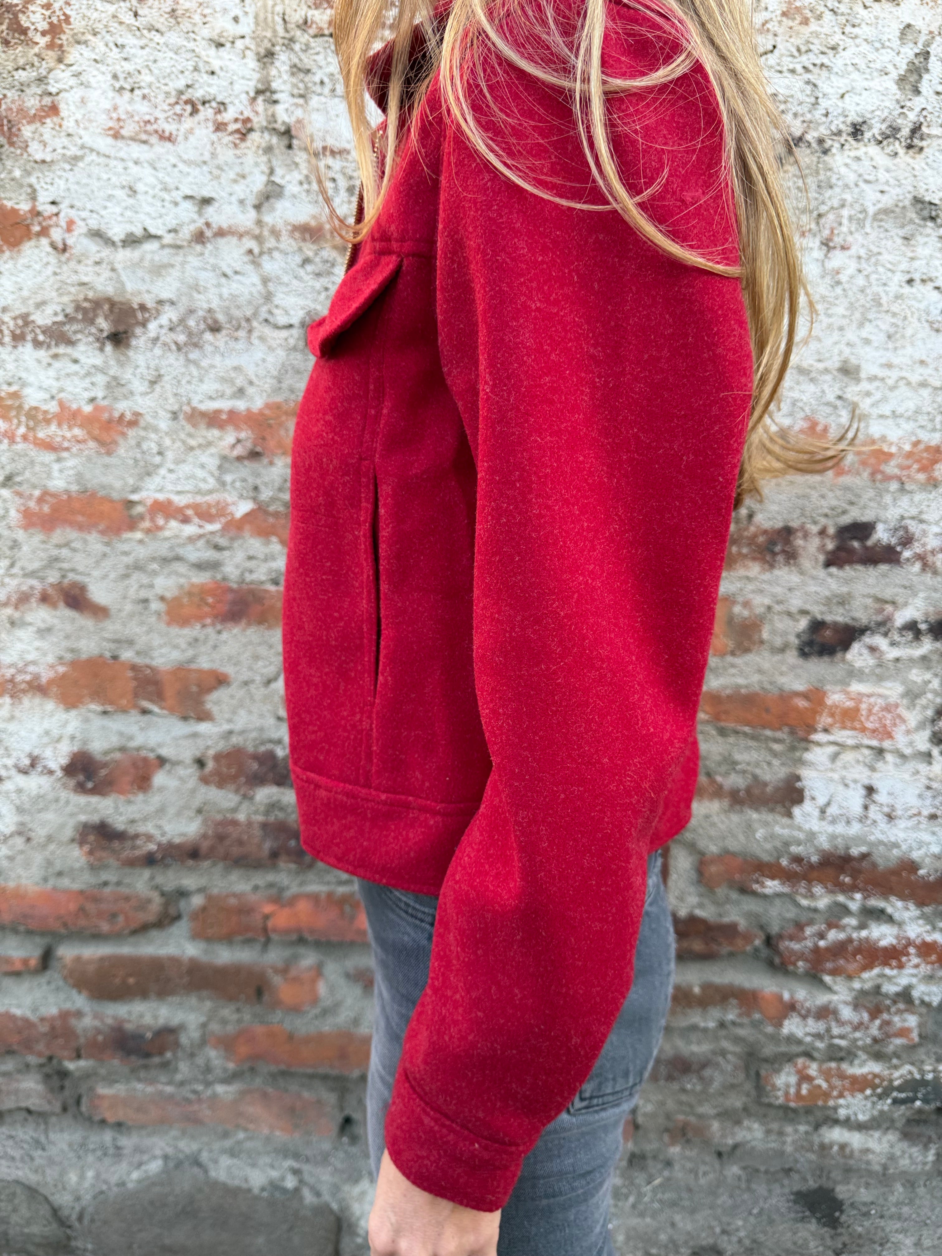 Chaqueta paño clásico herrajes dorados roja