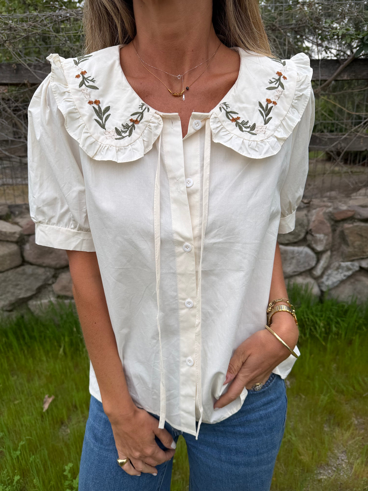 Blusa cuello bobo y flores mantequilla