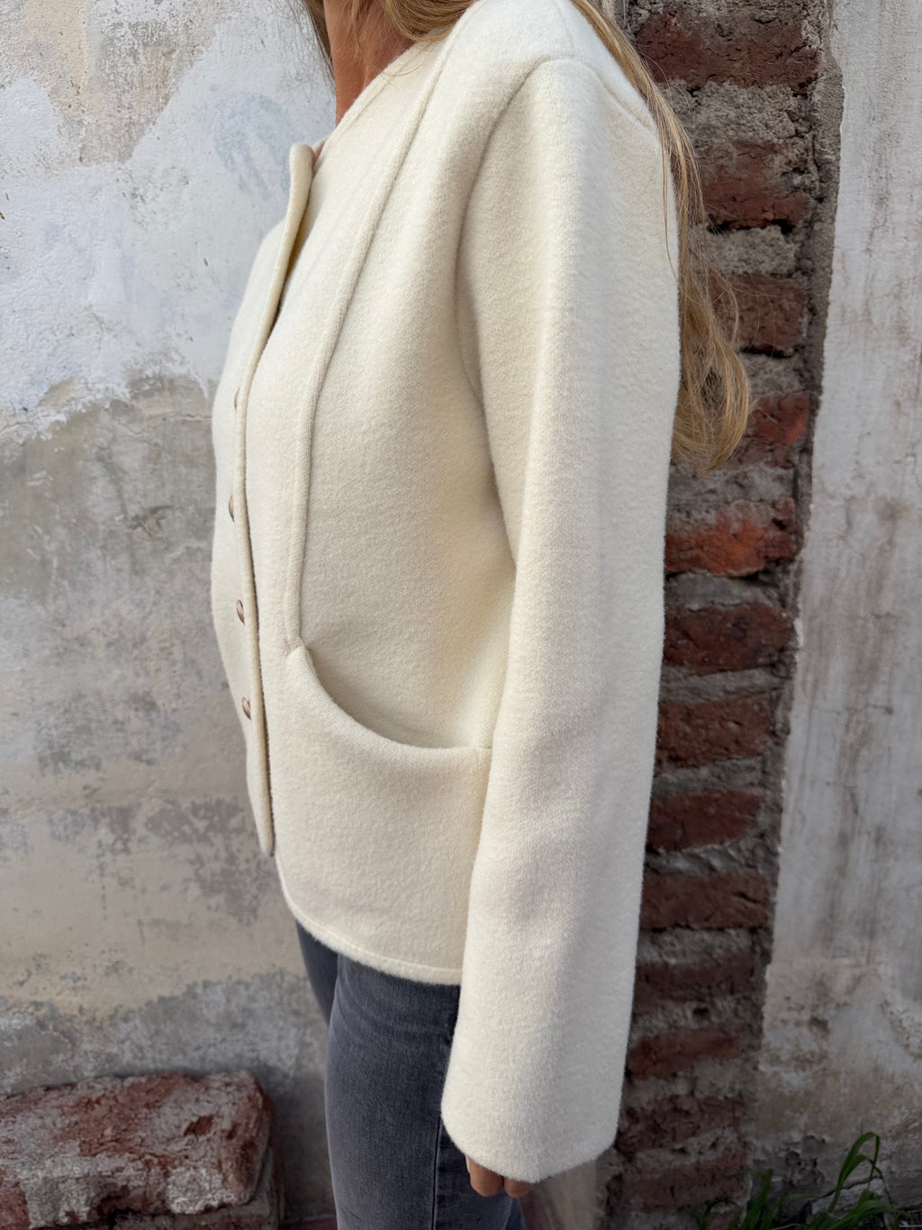 Chaqueta paño botones dorados blanca