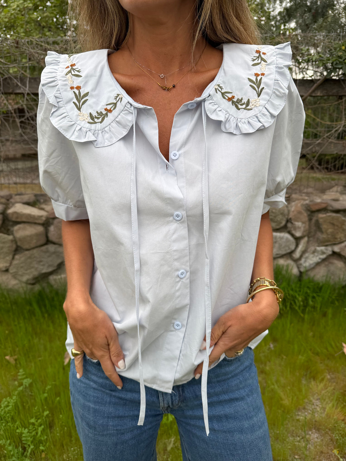 Blusa cuello bobo y flores celeste clara