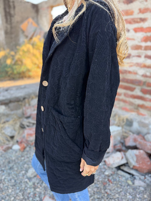 Abrigo acolchado gorro macramé negro