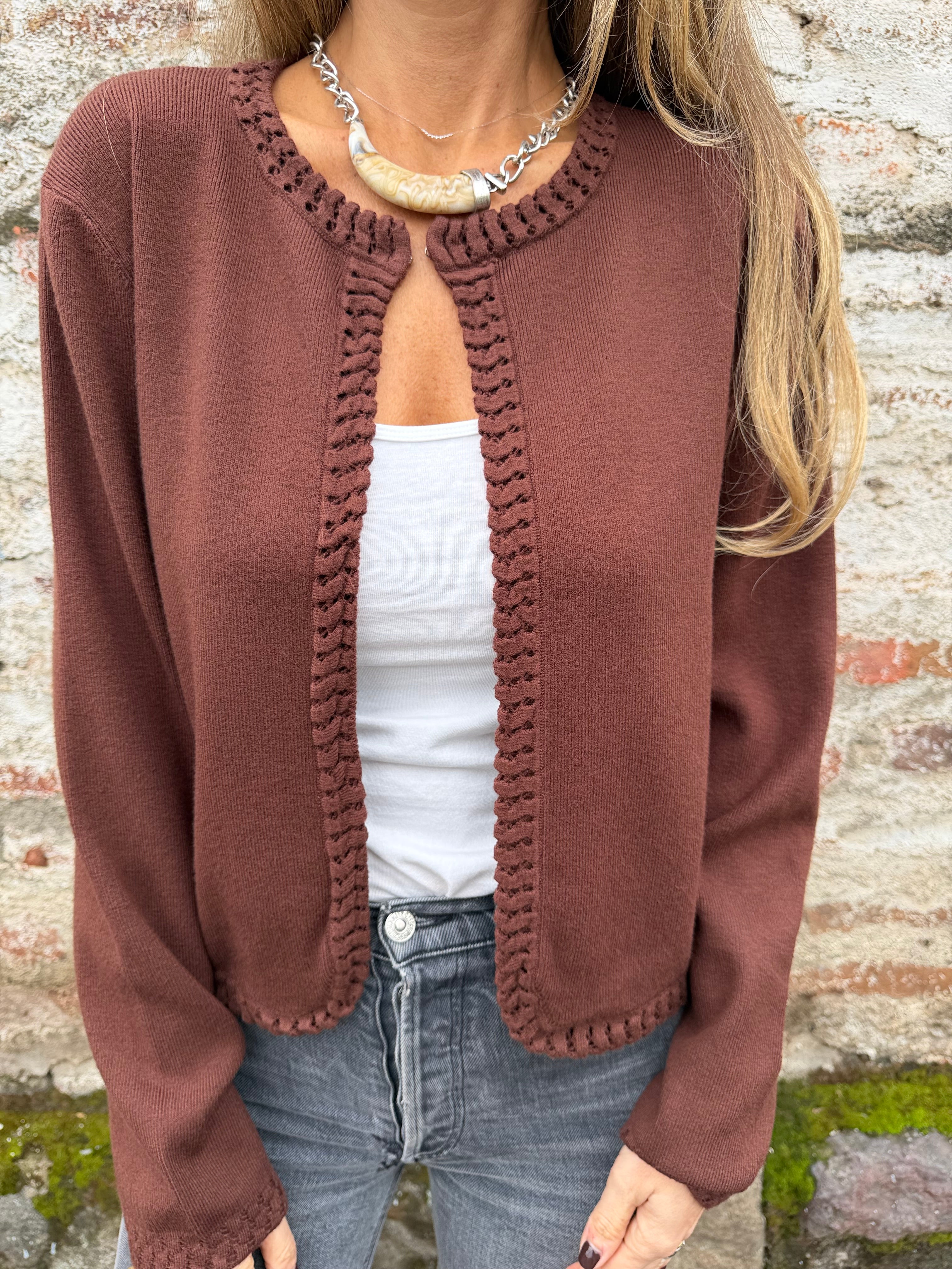 Chaquetita tejida detalles café