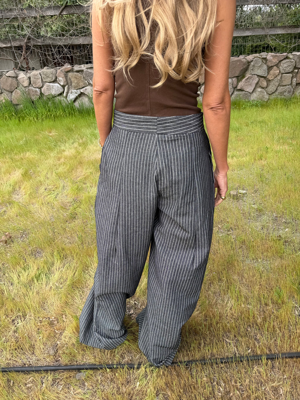 Pantalón sastre líneas gris acero