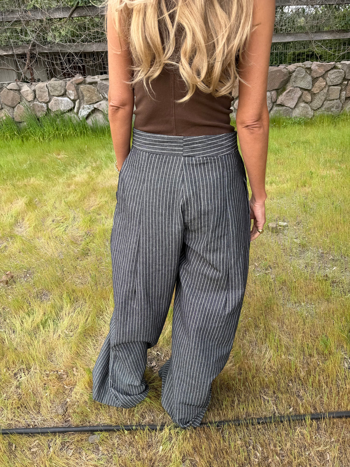 Pantalón sastre líneas gris acero