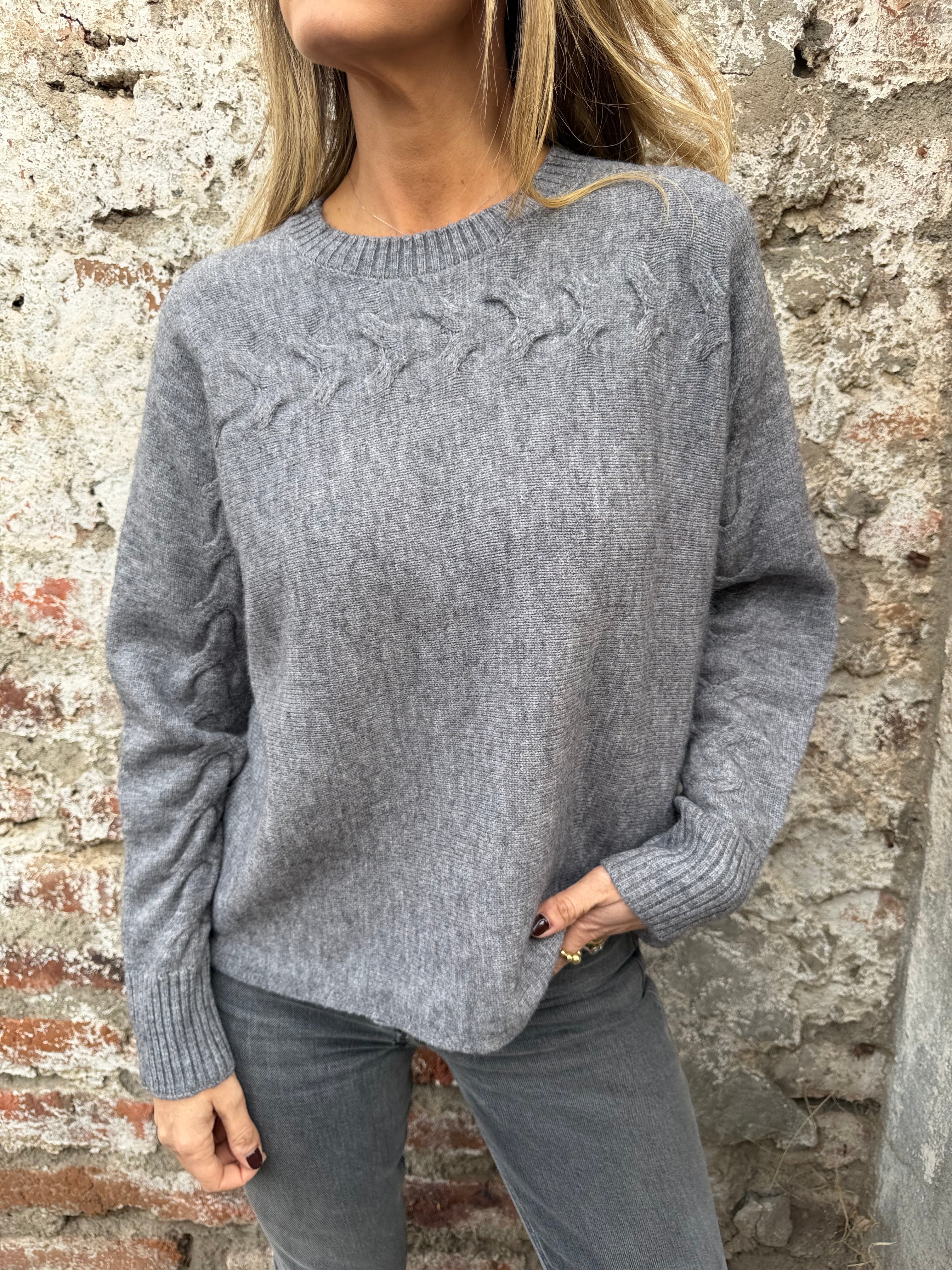Chaleco trenzado horizontal gris