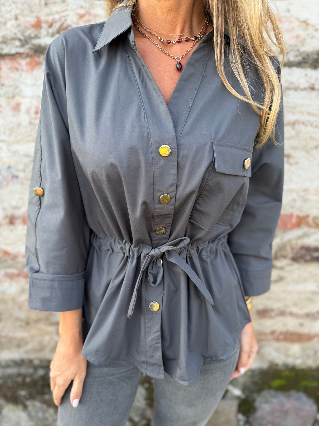 Blusa ajustable cintura gris