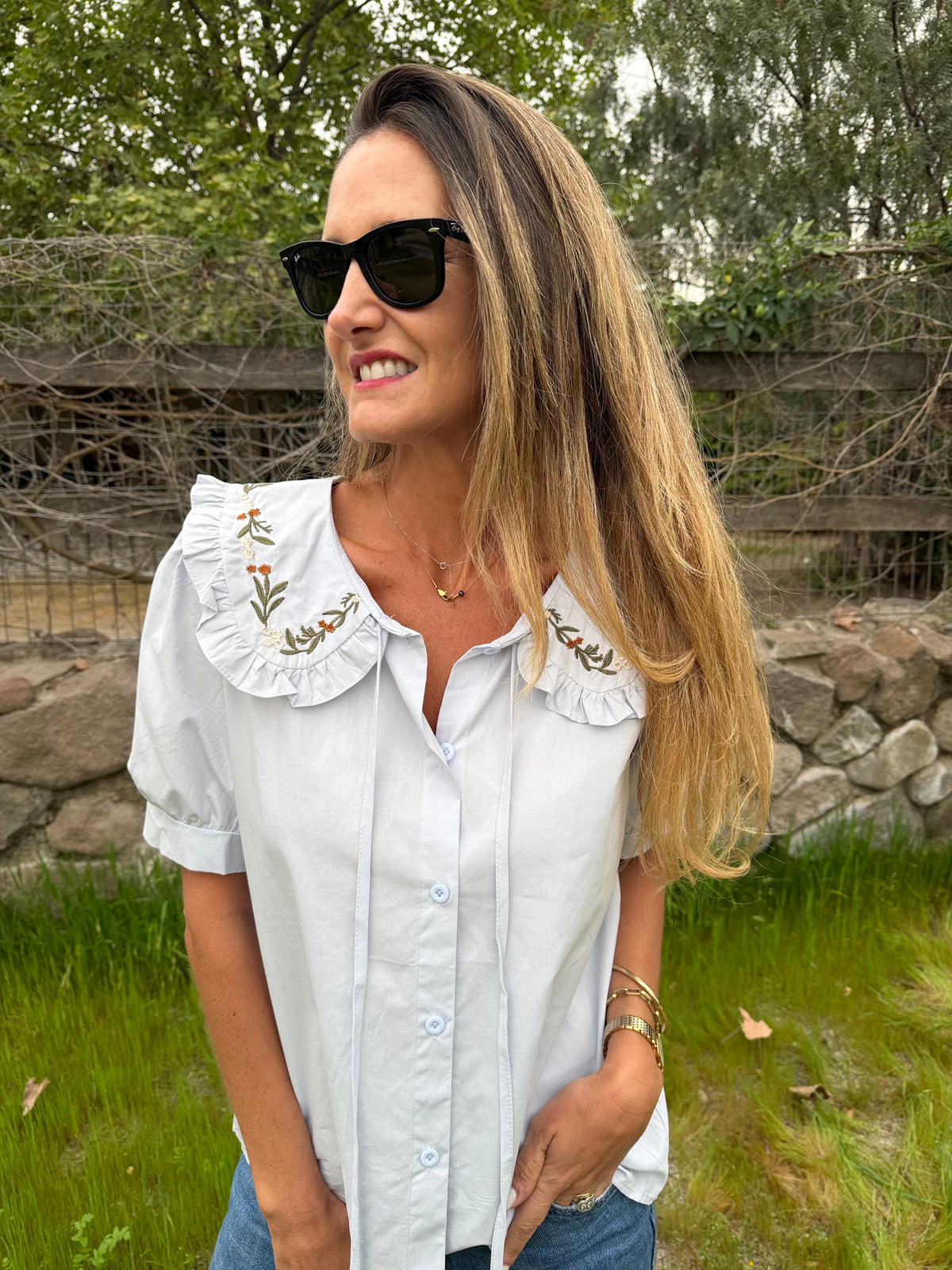 Blusa cuello bobo y flores celeste clara