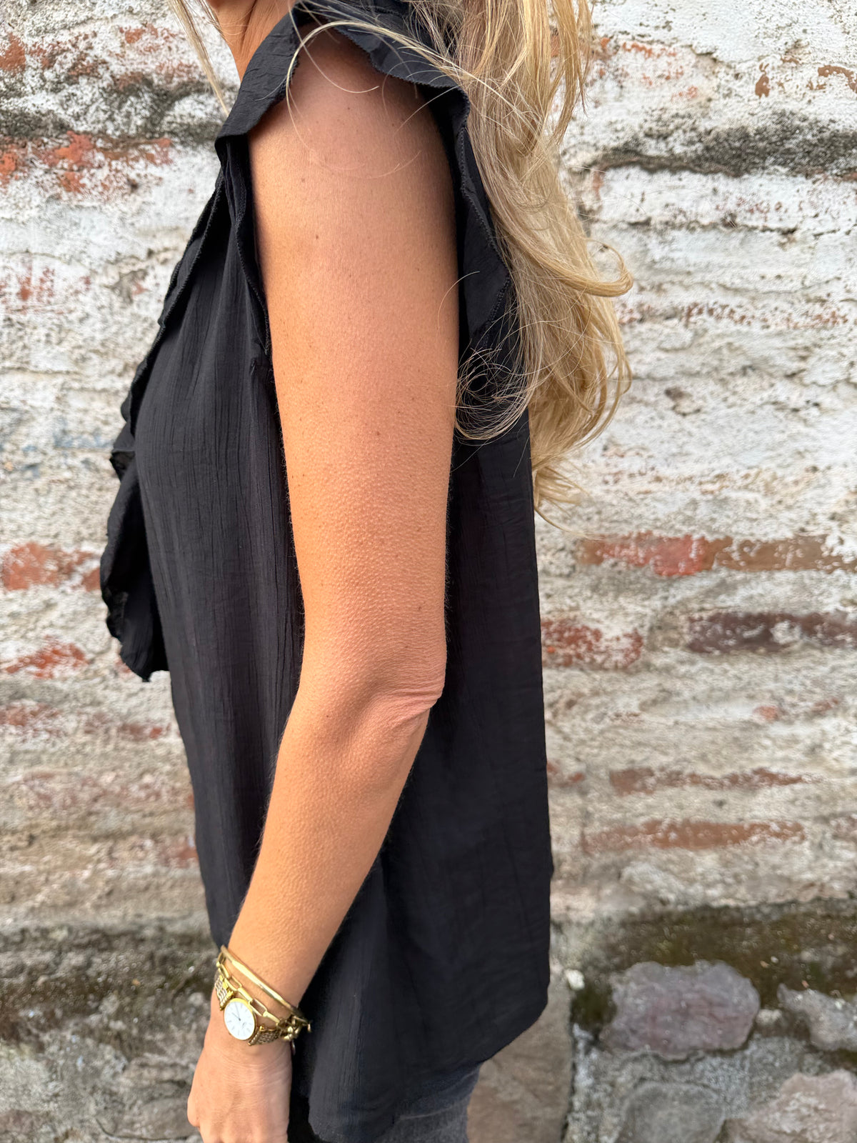 Blusa vuelitos escote central negra