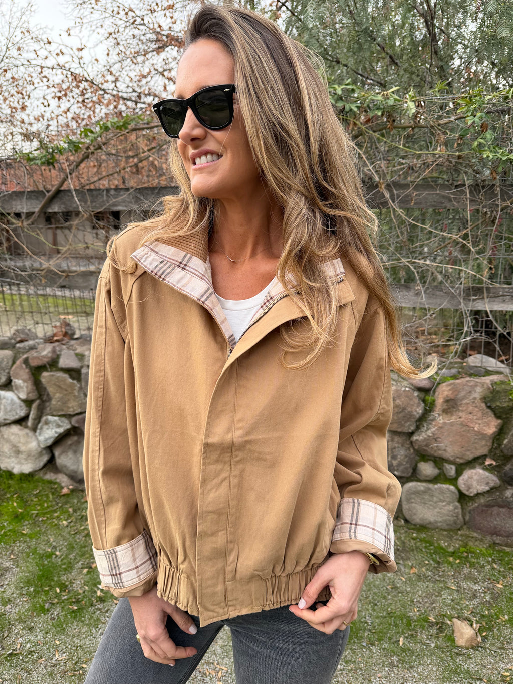 Bomber gabardina detalle escocés camel