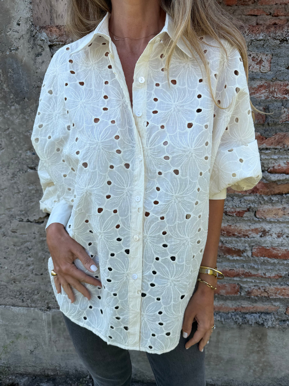 Blusón broderie total crudo