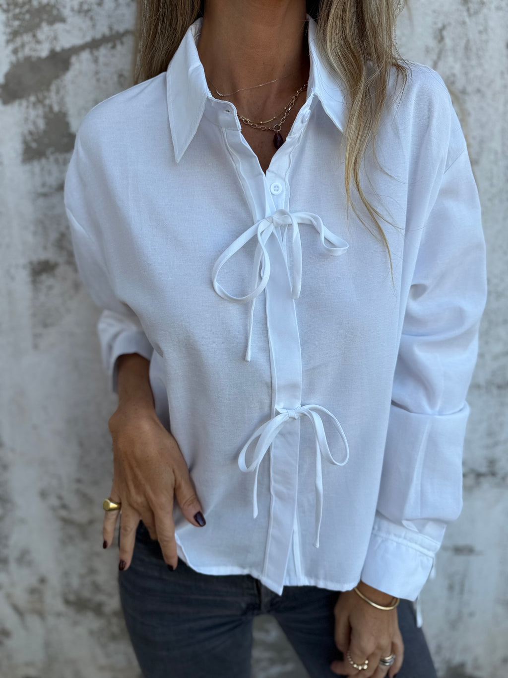 Blusa amarritas y botones escondidos blanca