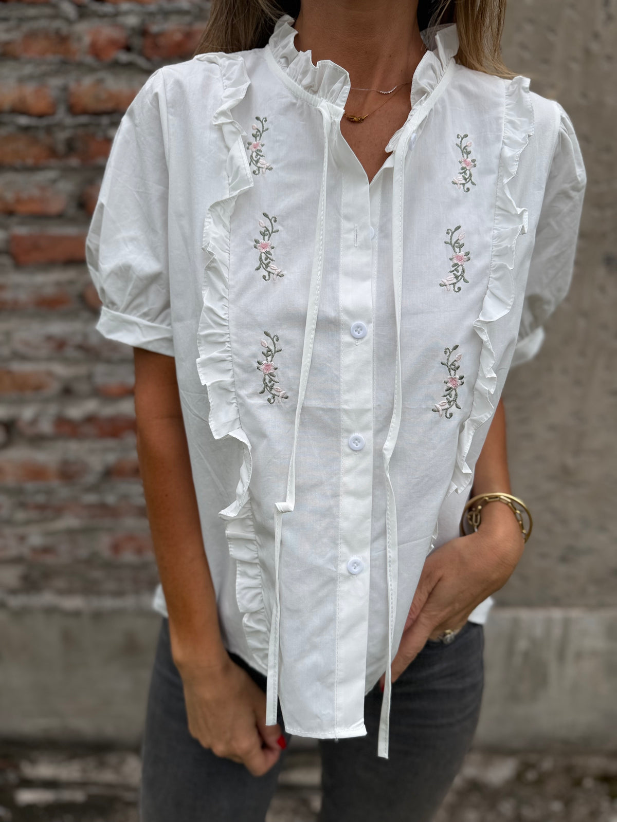 Blusa bordados mangas abullonadas blanca