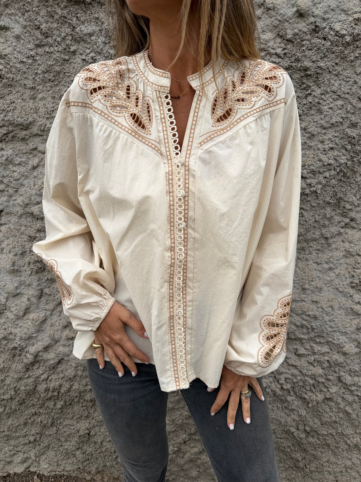 Blusa botoncitos coqueta broderie beige
