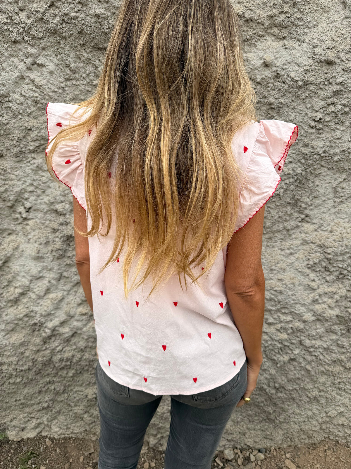 Blusa corazones bordados y vuelitos rosada