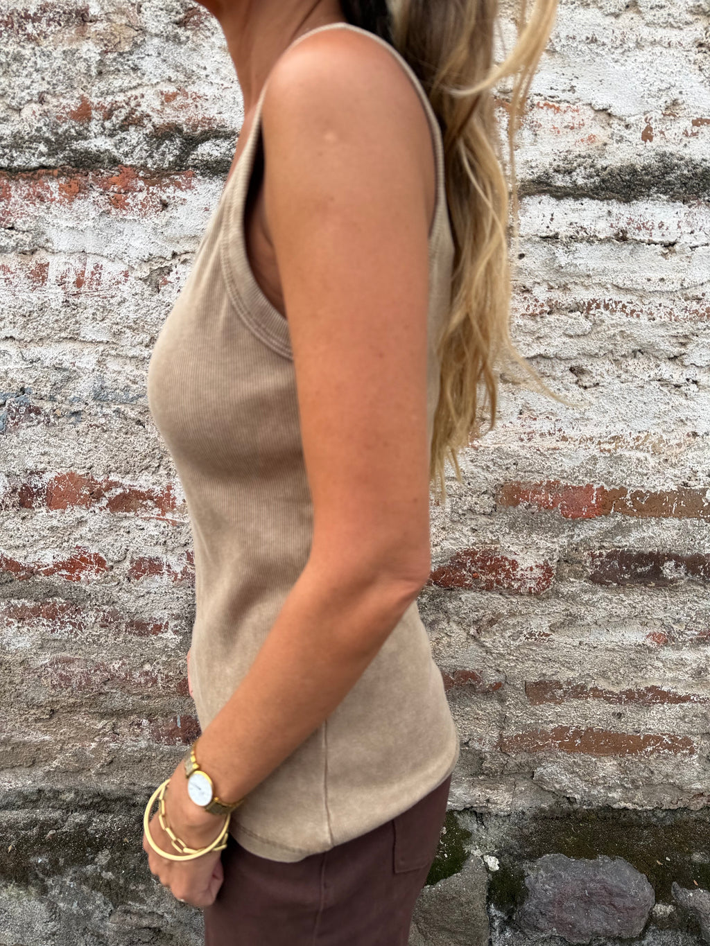 Polera tachas deslavada camel