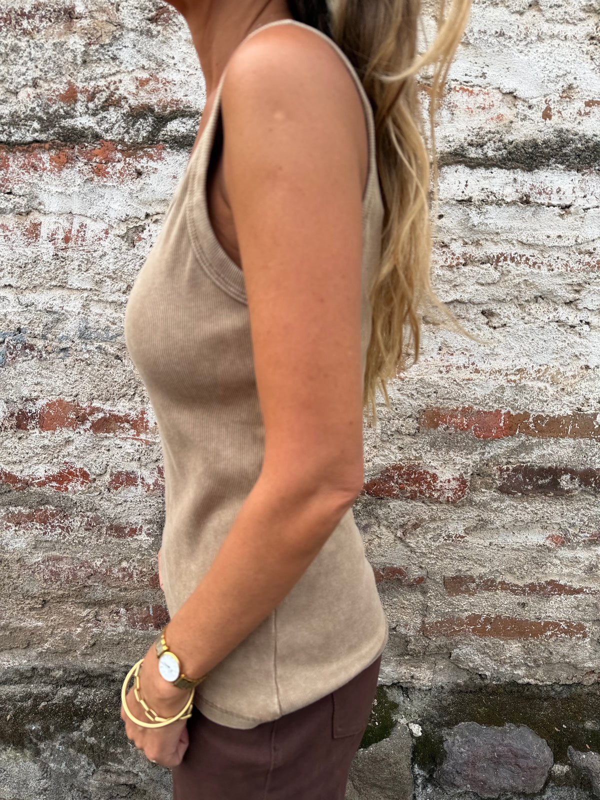 Polera tachas deslavada camel