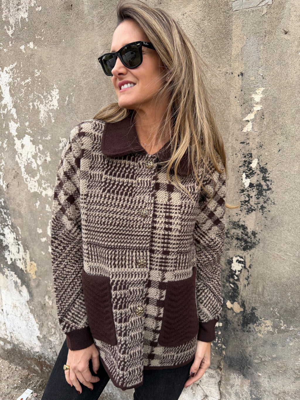 Chaqueta paño diseños botones dorados café