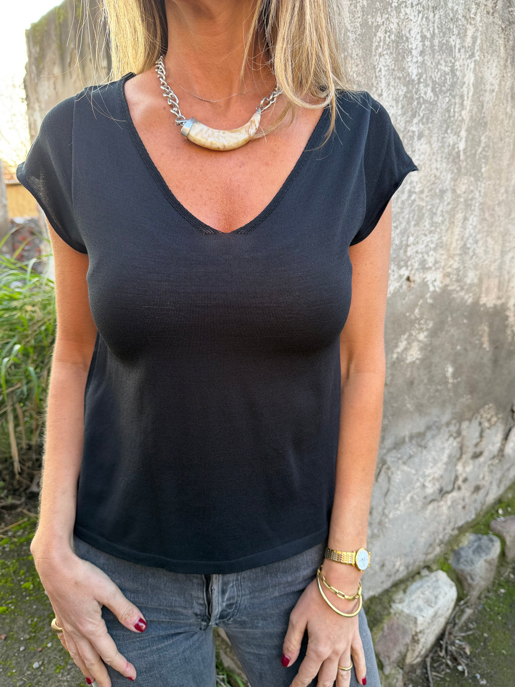 Polera V hilo negro